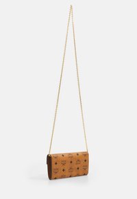 Bolso cruzado de cuero marrón con correa de cadena dorada, con patrones del logo de MCM y forma rectangular. Textura suave con acentos.