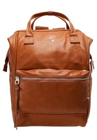 Sac à dos en cuir marron avec poche zippée à l'avant, double poignée supérieure et logo de la marque Anello centré près du haut.