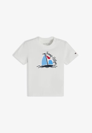 Weißes Kleinkind-T-Shirt mit blauem und rotem Segelboot-Motiv und dem Schriftzug "Tommy Hilfiger" auf der Vorderseite sowie kleinem Logo auf dem linken Ärmel.