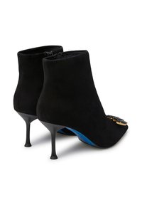 Stivaletti in camoscio nero con punta affilata, tacco stiletto sottile e dettagli in metallo dorato sulla parte frontale. Fodera blu vivace visibile all'interno.