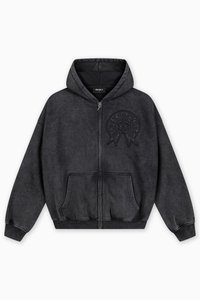 Γκρι φούτερ με φερμουάρ και κουκούλα, με ανάγλυφο λογότυπο στο αριστερό μέρος του στήθους και εμπρόσθιες τσέπες. Κατασκευασμένο από απαλό υλικό που μοιάζει με φλις.