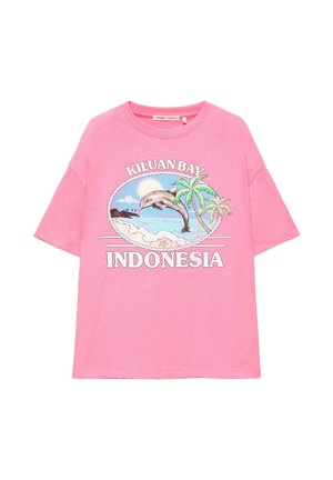 Ružičasta majica s prikazom plaže, skakajućim delfinom, palmama i natpisom "KILUAN BAY INDONESIA" sprijeda.