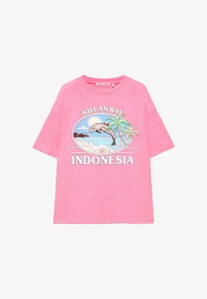 Roze T-shirt met een strandtafereel, een springende dolfijn, palmbomen en tekst "KILUAN BAY INDONESIA" op de voorkant.