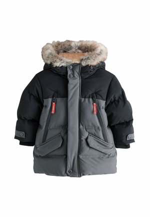Gruba zimowa kurtka dla dziecka w kolorze czarnym i szarym z kapturem wyłożonym futrem, zamek błyskawiczny z przodu, zapięcia na napy oraz wieloma kieszeniami z czerwonymi uchwytami zamka.