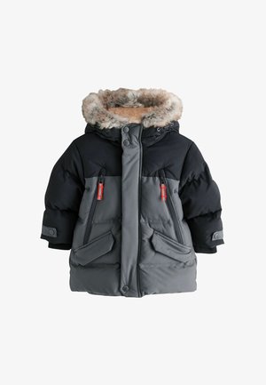 Chaqueta de invierno gruesa para niño en negro y gris con capucha forrada de piel, cremallera frontal, botones a presión y múltiples bolsillos con tiradores de cremallera rojos.