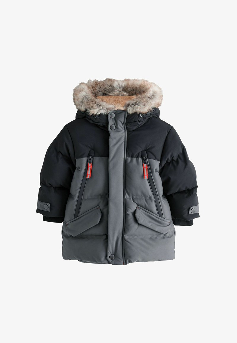 Giacca invernale spessa per bambino in nero e grigio con cappuccio foderato in pelliccia, zip frontale, bottoni a pressione e numerose tasche con tirazip rossi.