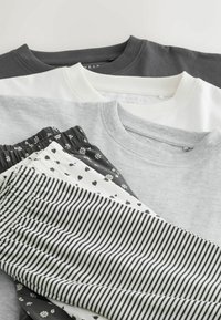 Set von vier Nachtwäsche-Artikeln: zwei Sweatshirts mit Rundhalsausschnitt in Grau und Weiß sowie zwei Paar gemusterte Schlafanzughosen mit floralem und gestreiftem Design.
