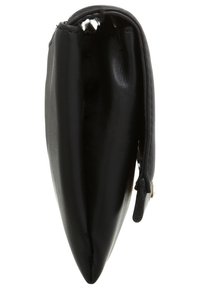 Portefeuille en cuir noir à forme pointue, texture lisse, avec une fermeture éclair. Comprend une boucle latérale pour fixation.