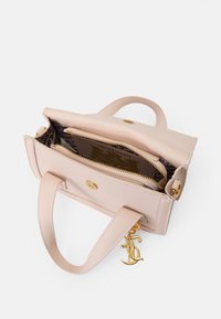 Bolsa de mão rosa claro com acessórios dourados, compartimentos duplos com fecho de zipper e um interior estampado. Possui alças curtas e um charme de logotipo.