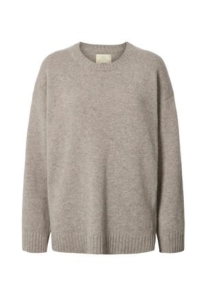 Lichtgrijze gebreide trui met een ronde hals, doorgezakte schouders, geribbelde manchetten en zoom. Gladde textuur met een losse pasvorm.