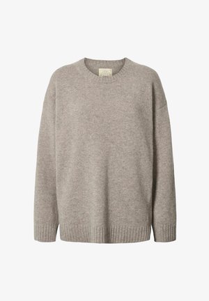 Lichtgrijze gebreide trui met een ronde hals, doorgezakte schouders, geribbelde manchetten en zoom. Gladde textuur met een losse pasvorm.