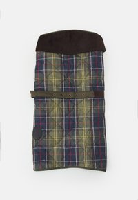 Saco de dormir acolchoado e com padrão em verde escuro e azul-marinho, com detalhes em amarelo e vermelho. Apresenta um topo em corduroy castanho e uma fita na cintura.