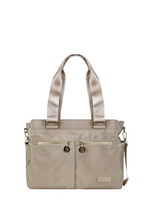 Bolsa tote de nylon beige con dos bolsillos frontales con cremallera, asas anchas, herrajes dorados y una correa lateral desmontable.