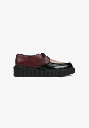 Buty na platformie z czarnym skórzanym czubkiem, burgundową skórzaną cholewką i teksturowaną czarną gumową podeszwą. Zawierają dekoracyjny detal w postaci wstążki.