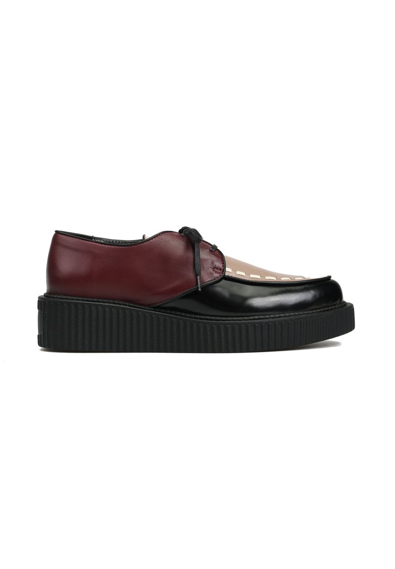Buty na platformie z czarnym skórzanym czubkiem, burgundową skórzaną cholewką i teksturowaną czarną gumową podeszwą. Zawierają dekoracyjny detal w postaci wstążki.