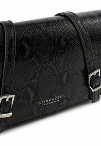 Borsa in ecopelle nera con texture effetto pelle di serpente, dettagli in metallo argentato e tracolla regolabile. Nome del marchio impresso sul davanti.