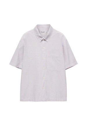 Chemise à manches courtes avec boutons, fines rayures verticales rouges et bleues et une poche poitrine unique, présentée sur fond blanc.
