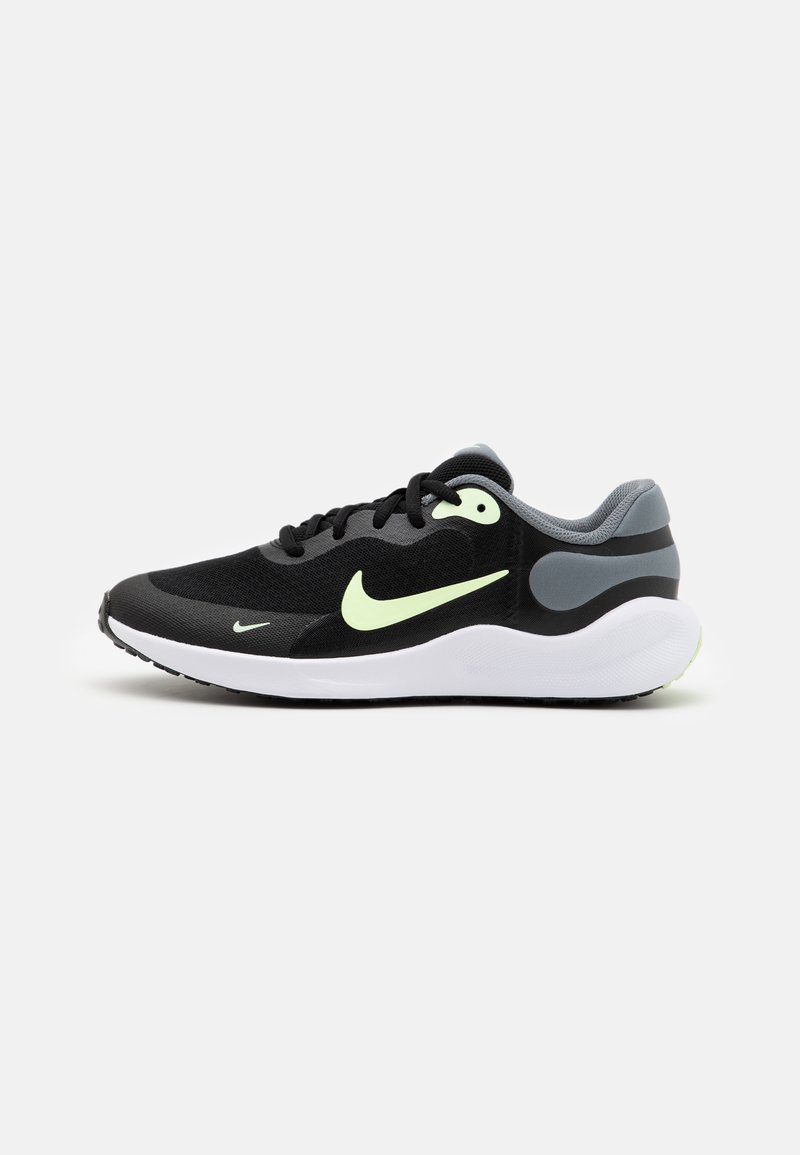 Chaussures de sport noires avec un dessus en maille, des accents vert lime, une semelle rembourrée et des détails gris au niveau du talon et de la languette, dotées d'un design à lacets.