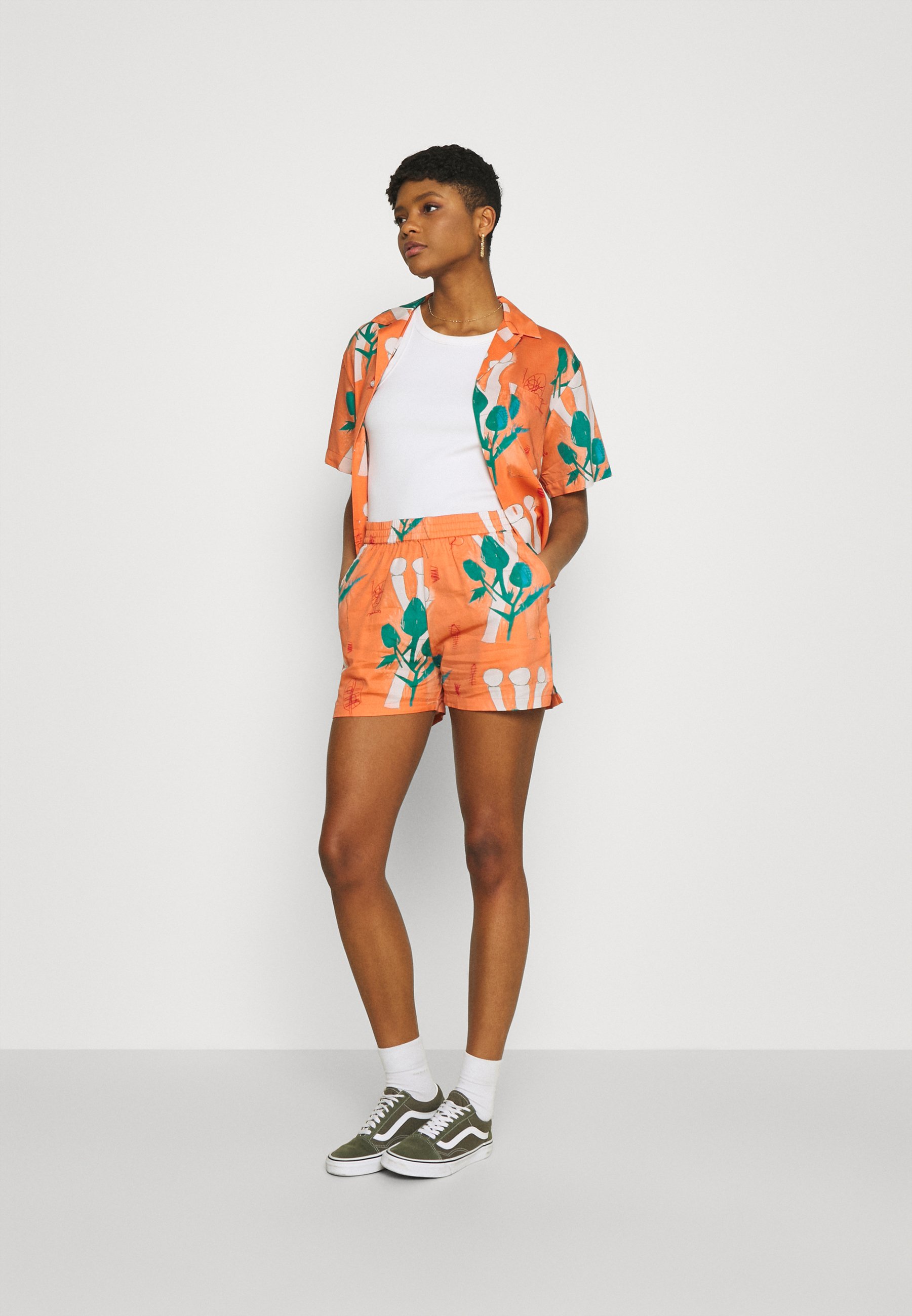 Carhartt WIP TOM KRÓL FLOWERS - Shorts - shrimp/multicolore - Zalando.it