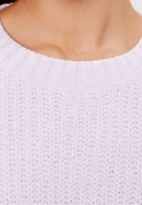 Jasnofioletowy sweter dziane z okrągłym dekoltem ściągaczem, z fakturowanym wzorem i miękkim, wygodnym materiałem.