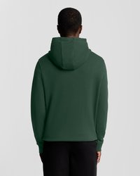Sweatshirt à capuche verte avec une coupe décontractée, des poignets côtelés et une grande capuche. Tissu lisse de couleur unie, sans motifs ni accents.