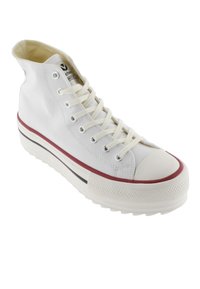 Sneaker alto bianco in canvas, con suola in gomma e una striscia rossa, punta rotonda con un copri punta testurizzato. Include lacci beige.