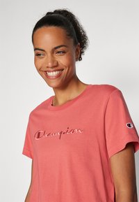 Champion ICONS CREWNECK WITH LARGE TONAL LOGO - Jednoduché tričko - dark red