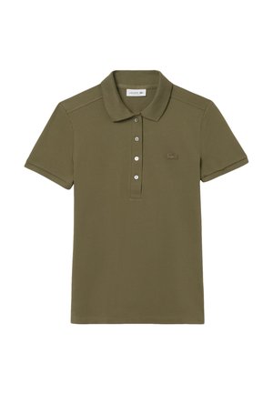 Polo shirt verde oliva realizzato in cotone strutturato. Presenta un colletto, una pattina con tre bottoni e un logo ricamato sul lato sinistro del petto.