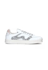 Sneaker in pelle bianca con un accento argentato glitterato, lacci grigi e un tassello sul tallone testurizzato. Il design presenta una forma affusolata e una suola in gomma.