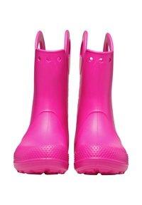Bottes de pluie en caoutchouc rose avec une finition lisse, une forme arrondie, des trous latéraux pour un enfilage facile et des semelles texturées pour une bonne adhérence.