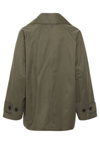 Giacca verde oliva con colletto classico, maniche lunghe e polsini abbottonati. Presenta una cucitura sul retro e un passante per appendere al collo.