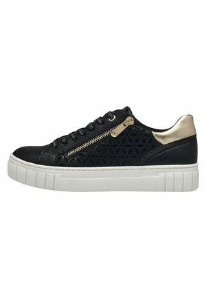 Sneaker in pelle nera con pannello laterale decorato, suola in gomma bianca, zip decorativa e rifiniture in oro metallico sul tallone.