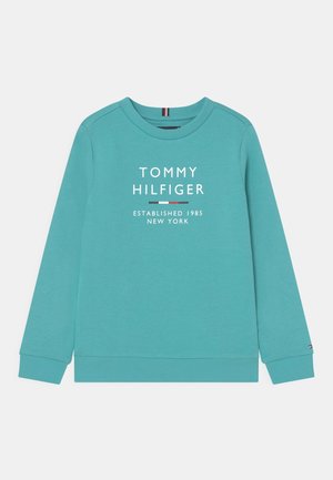 Turkusowy sweter z okrągłym dekoltem, długimi rękawami, ściągaczami oraz białym logo tekstowym: "TOMMY HILFIGER ESTABLISHED 1985 NEW YORK."