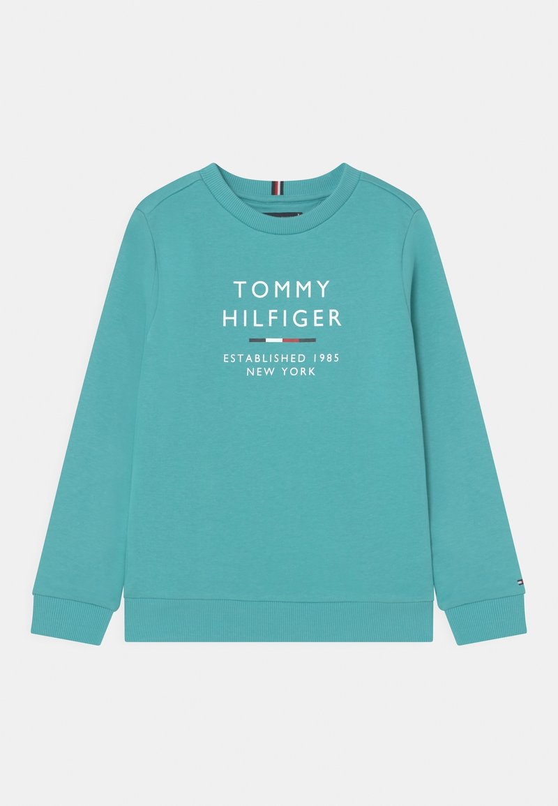 Sudadera de color turquesa con cuello redondo, mangas largas, puños acanalados y logo de texto en blanco: "TOMMY HILFIGER ESTABLECIDO 1985 NUEVA YORK."