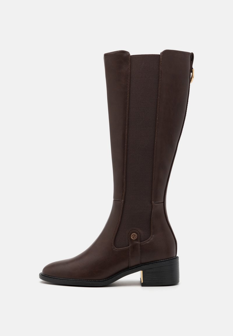 Braune Lederstiefel bis zum Knie mit elastischem Seiteneinsatz, quadratischer Zehenpartie und niedrigem Blockabsatz. Ausgestattet mit einem runden Logo-Button und elegantem Design.