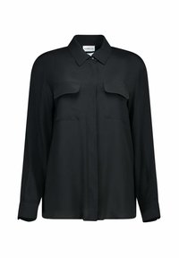 Zwarte blouse met lange mouwen, gemaakt van gladde stof, heeft een knoopsluiting aan de voorkant en twee borstzakken met klepdetails.