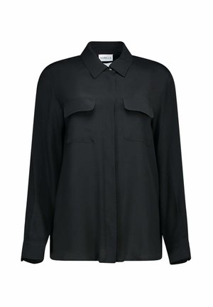 Zwarte blouse met lange mouwen, gemaakt van gladde stof, heeft een knoopsluiting aan de voorkant en twee borstzakken met klepdetails.
