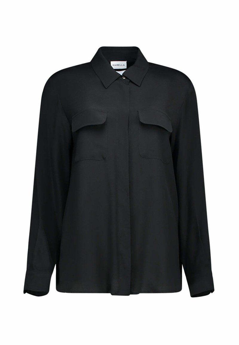 Zwarte blouse met lange mouwen, gemaakt van gladde stof, heeft een knoopsluiting aan de voorkant en twee borstzakken met klepdetails.