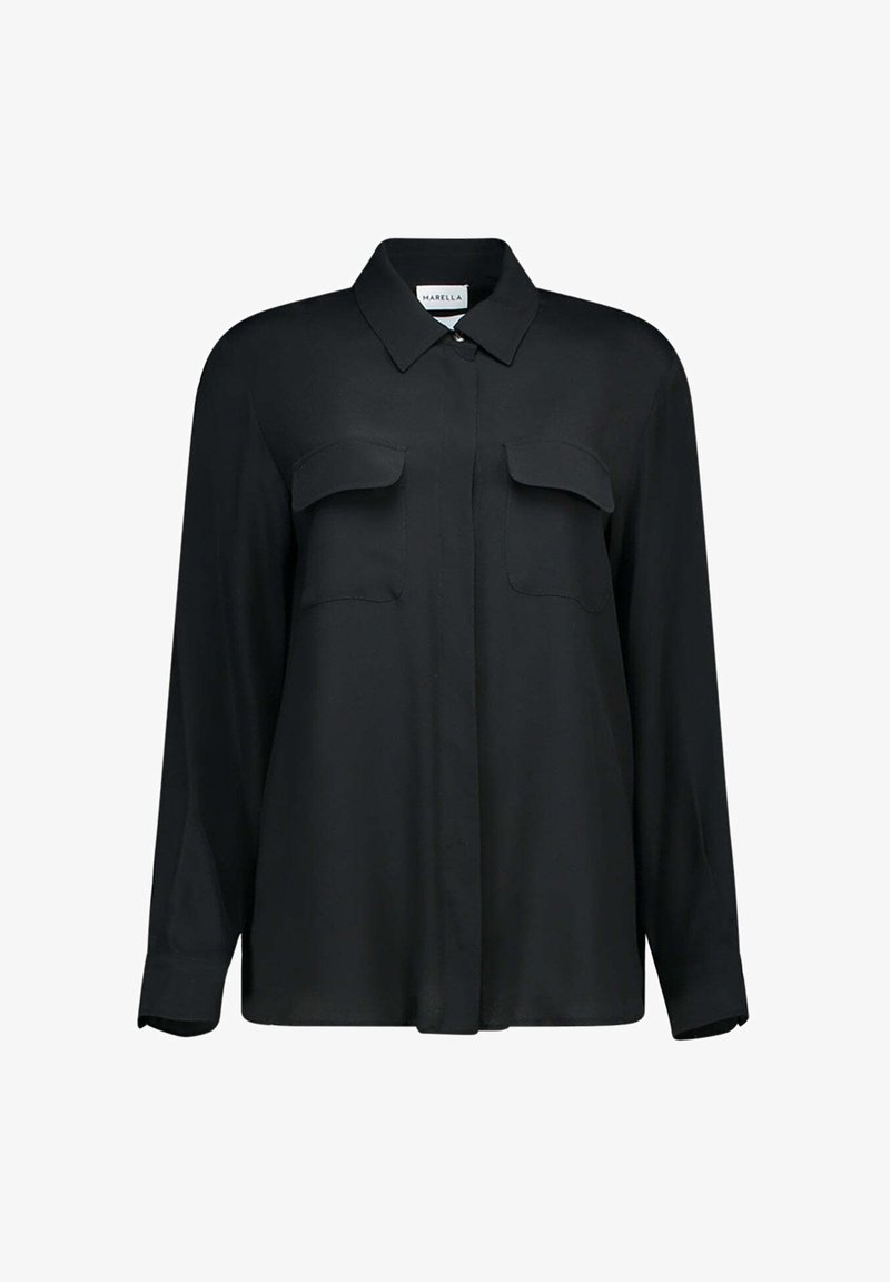 Zwarte blouse met lange mouwen, gemaakt van gladde stof, heeft een knoopsluiting aan de voorkant en twee borstzakken met klepdetails.