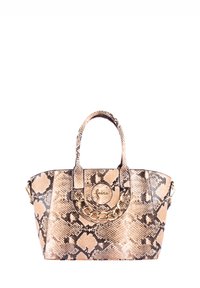 Borsa in pelle di serpente in tonalità beige e marrone. Presenta hardware in catena dorata e doppi manici. Design strutturato con inattesa dettaglio del logo.