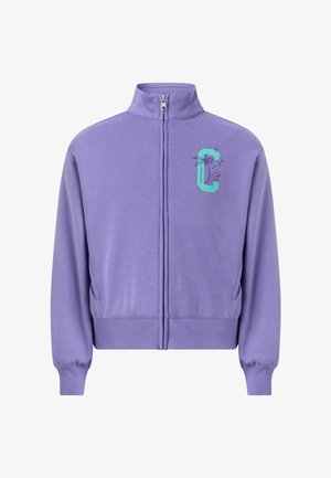Fioletowa kurtka na zamek z wysokim kołnierzem, ściągaczami przy mankietach i dole, bocznymi kieszeniami oraz turkusową literą "C" z motywem palmy i fali na piersi.