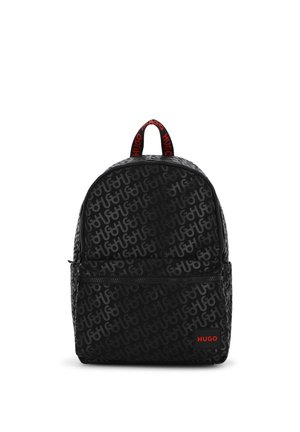 Sac à dos noir avec motif répétitif du logo "Hugo", poche avant zippée et étiquette rouge "Hugo" en bas à droite.