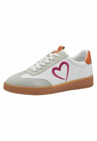 Weißer Sneaker mit grauen Wildlederelementen, pinker Herzstickerei und orangefarbener Fersenkappe. Verfügt über weiße Schnürsenkel und eine strukturierte Gummisohle.