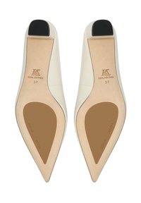 Paire d'escarpins blancs en cuir à bout pointu vus par les semelles, taille 37, marque KS avec grips en caoutchouc au talon et marquages Kazar Studio.