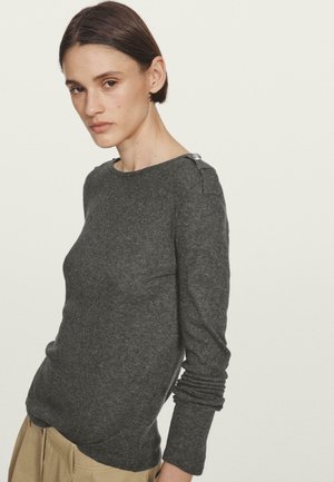 Grauer Strickpullover mit langen Ärmeln, rundem Ausschnitt und Knopfdetaillierung an der Schulter, mit glatter Textur und schmaler Passform.