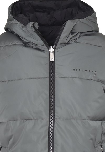 Giubbotto imbottito grigio con chiusura lampo nera e dettagli con logo. Presenta un cappuccio e una texture trapuntata per garantire isolamento. Chiusura frontale con cerniera.