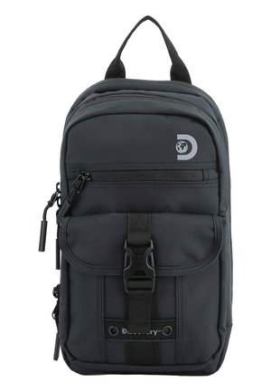Mochila de tela negra con un bolsillo principal con cremallera, un bolsillo delantero con solapa asegurado por una hebilla y un logotipo de la marca. Textura suave y forma compacta.