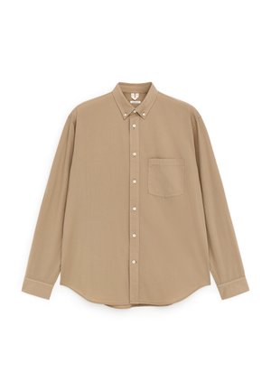 Beige overhemd met lange mouwen, met een borstzak, een knoopkraag en witte knopen aan de voorkant.