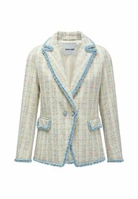 Blazer de tweed en crema con hilos multicolores, bordes azules, dos bolsillos frontales y cierre de doble botón. Textura suave con un diseño estructurado.