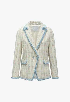 Blazer de tweed en crema con hilos multicolores, bordes azules, dos bolsillos frontales y cierre de doble botón. Textura suave con un diseño estructurado.